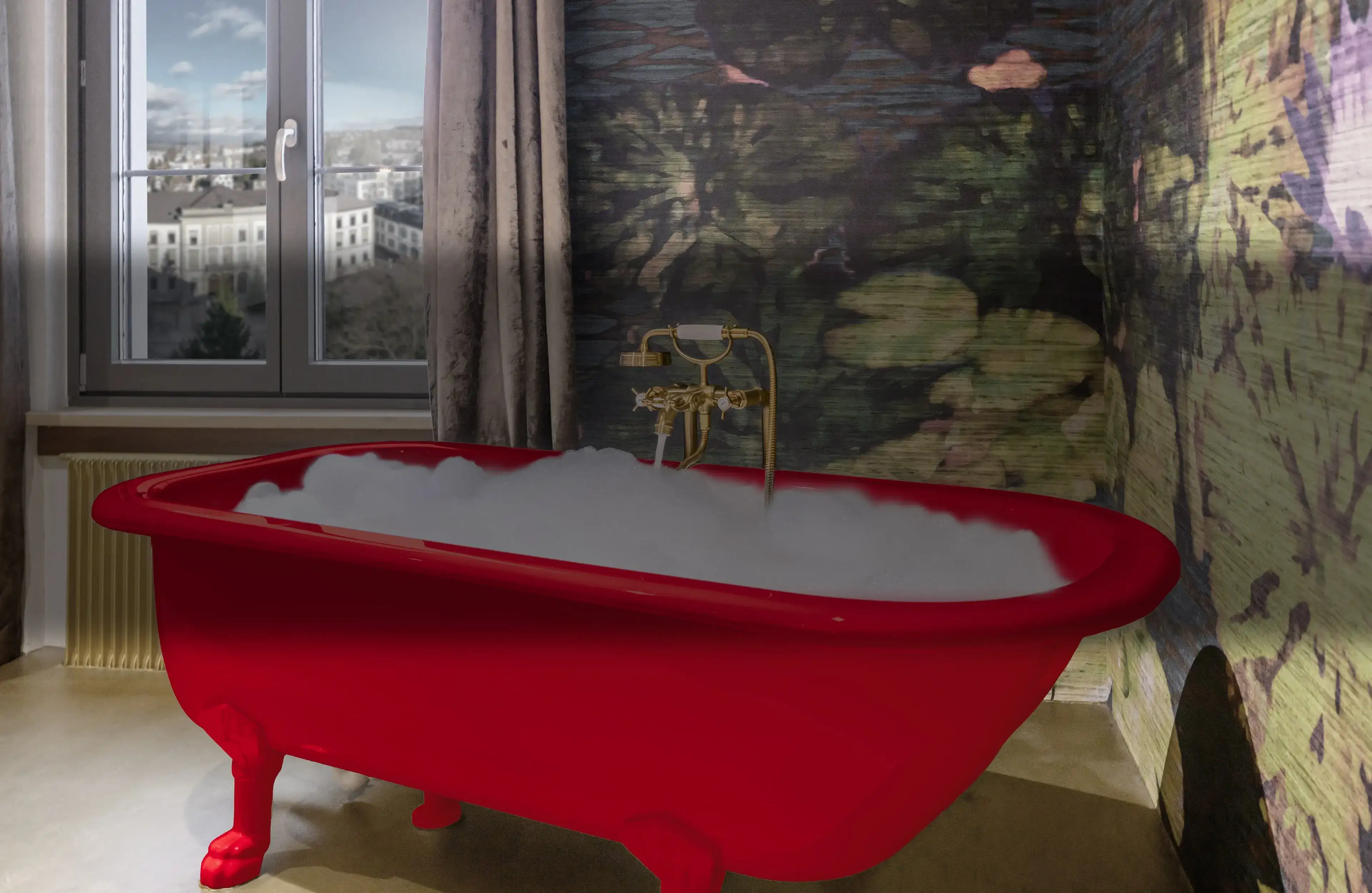 Rote Badewanne gefüllt mit Schaum