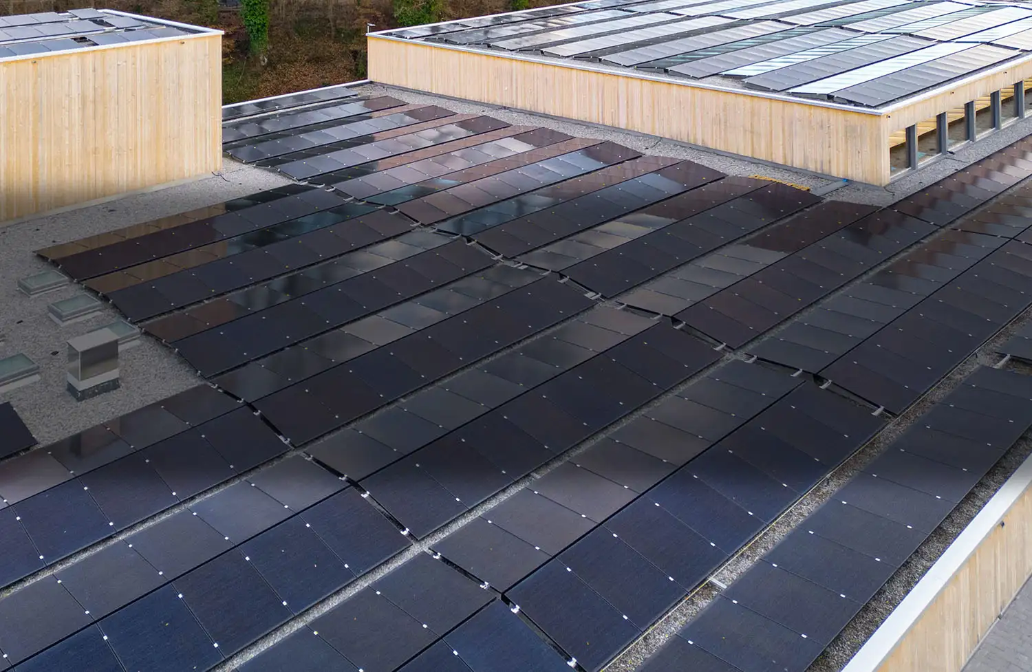 Luftaufnahme von einem grossen Dach mit Solarpanels