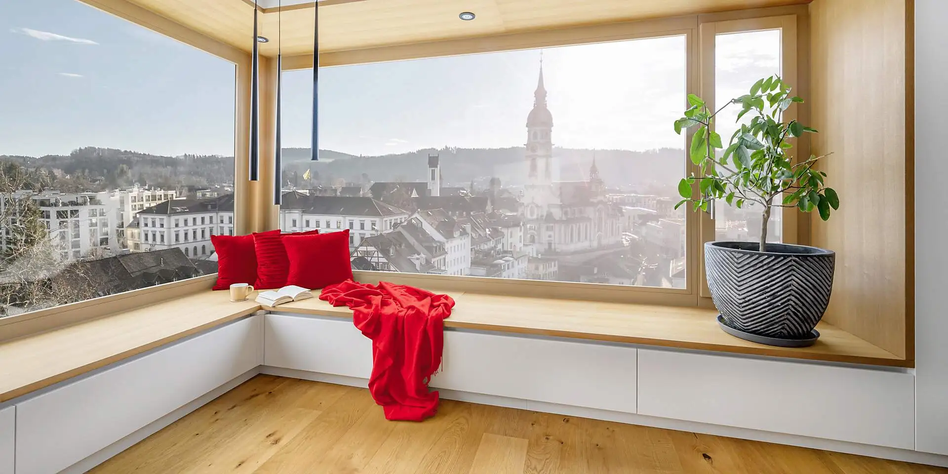 Sitzecke mit Pflanzen in einem Hochhaus mit Ausblick auf Frauenfeld