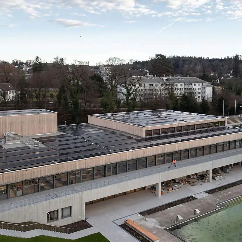 Luftaufnahme eines Hallenbads mit Holzfassade